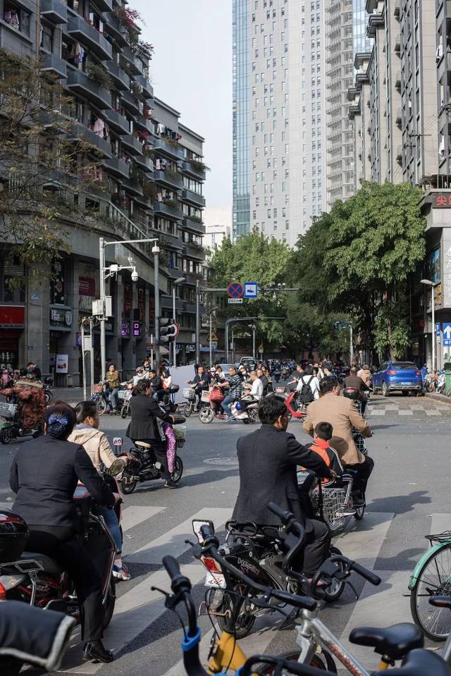 作为一中毕业的学子,雷雳对这条小巷子的印象很有感情,除了是上学放学