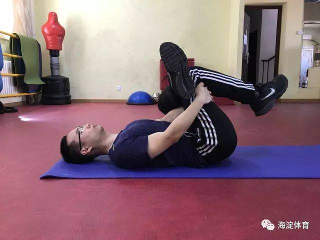 注意事项 身体平躺时头应在地上,用力时避免颈部前伸,拉伸过程中避免