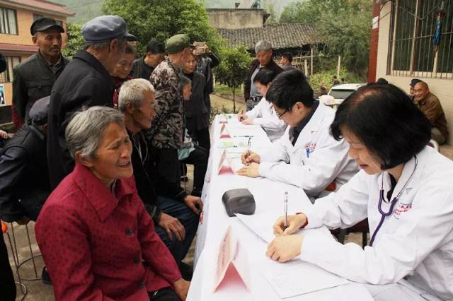 市人民医院:精准扶贫在行动,下乡义诊暖人心