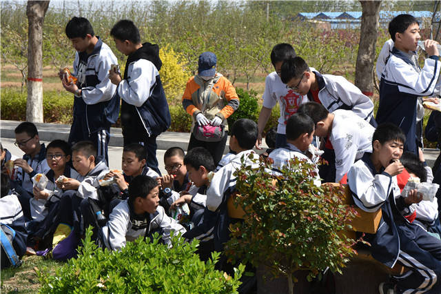 河北定州新华中学初中年级组举行了"研学旅行"远足活动