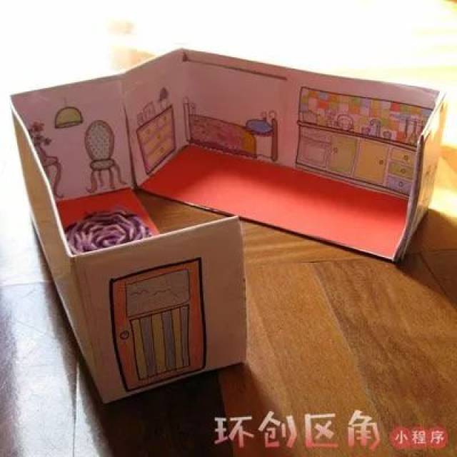娃娃屋  材料:鞋盒,彩纸,布艺,剪刀,胶水 做法:将两个鞋盒上下摞叠