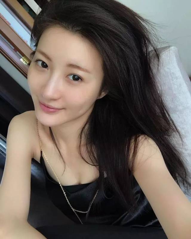 林夏薇过着大部分香港女生梦寐以求的生活,看似什么都不缺,可能美满的