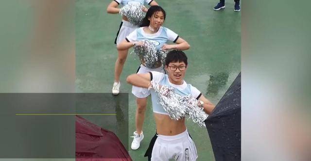 男生穿女拉拉队服,妖娆舞姿嗨爆全场,女生都自愧不如