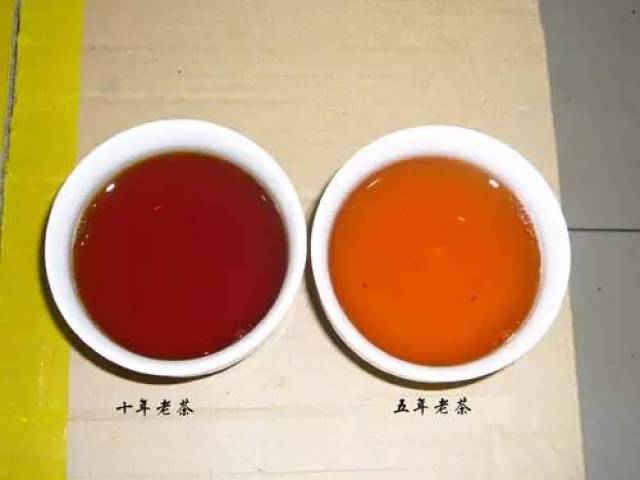 陈年茶的茶汤甘醇浓郁带蜜花香,入口温润,喉韵深邃,因长期自然发酵与