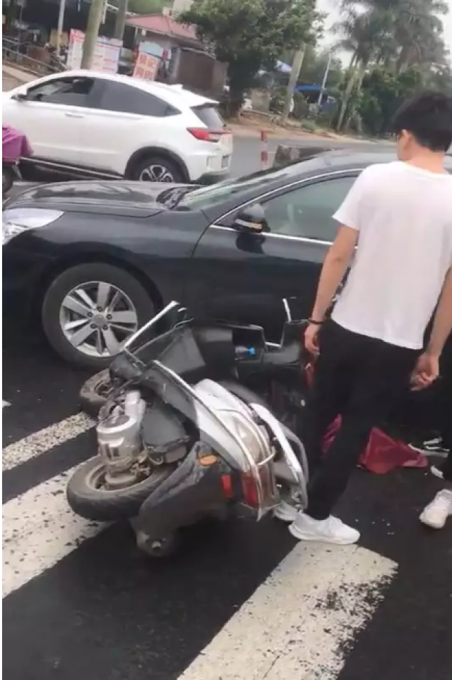 今天接到网友爆料,在湛江塘尾李路口发生一起两车相撞事故,现场情况