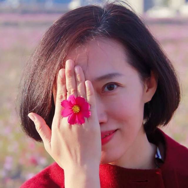 还记得第一次穿上这身洁白的衣服,戴上漂亮的燕尾帽,心情激动的在