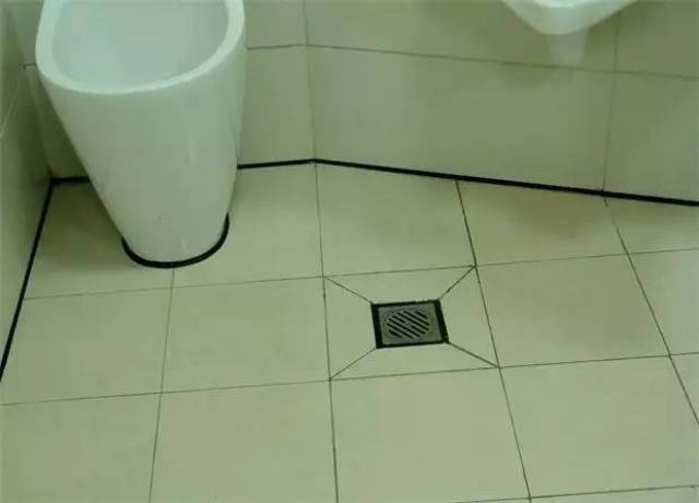 以地漏为中心,在地漏边上6-10厘米的地方切割出瓷砖,并在切割出瓷砖上