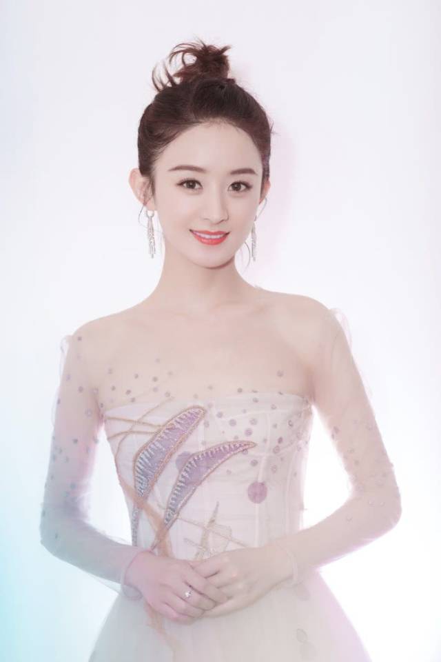 无懈可击的精修照,赵丽颖身穿波点抹胸裙,丸子头稍微凌乱,但是赵丽颖