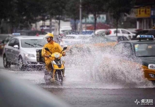 外卖小哥为婴儿遮雨,谁又能为他们支伞