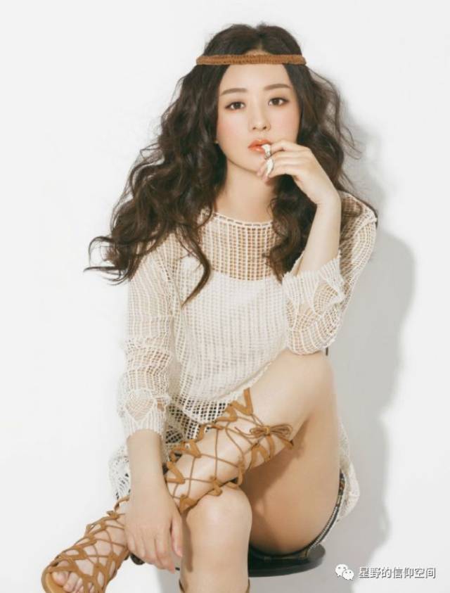 赵丽颖 赵丽颖坐姿一直都很乖乖女范,少见的跷二郎腿