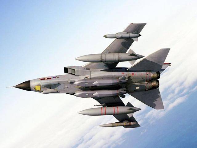 英国皇家空军的四架"狂风gr4"战斗机发射了"风暴阴影"巡航导弹