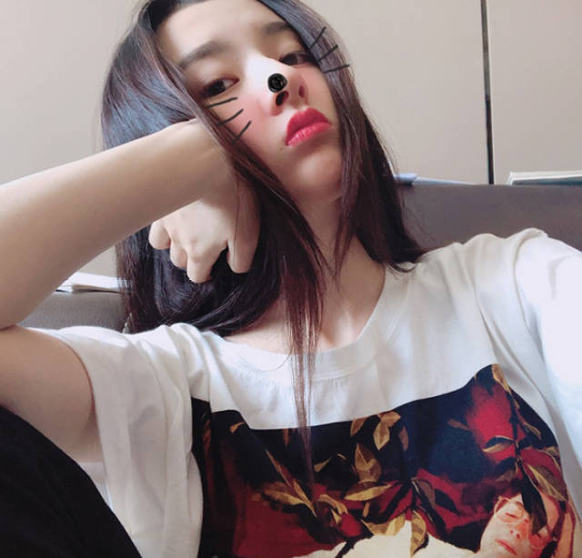 宋祖儿晒日常自拍 画风清奇会玩儿梗
