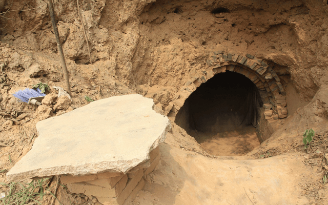 做过医生高校毕业的他,喝湖水打地铺住废弃砖窑,原因太现实