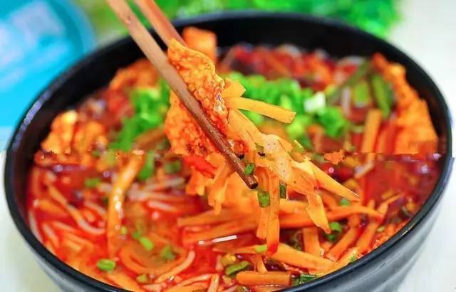 辣椒,土鸡,酸笋,牛杂,卤味…… 也是你不可错过的美味 ▼螺蛳