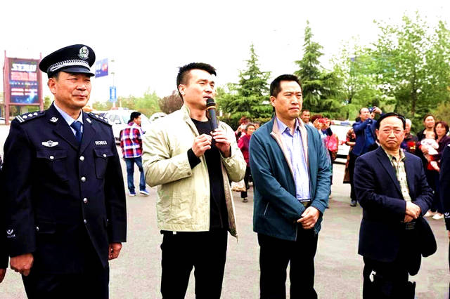 指挥中心主任倪建军代表三门峡市局党委亲切慰问了专案组全体参战人员