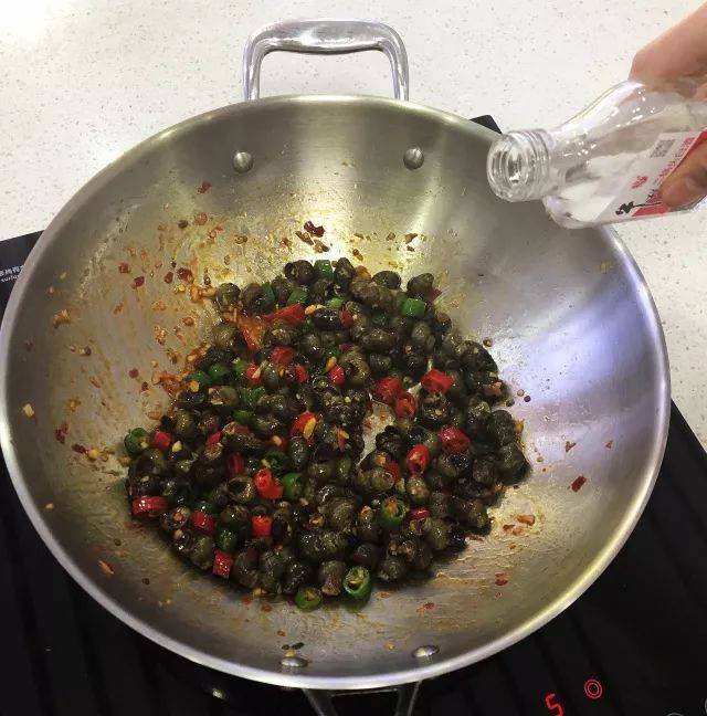 谁说啤酒配炸鸡,这盘爆炒螺蛳才是经典下酒菜