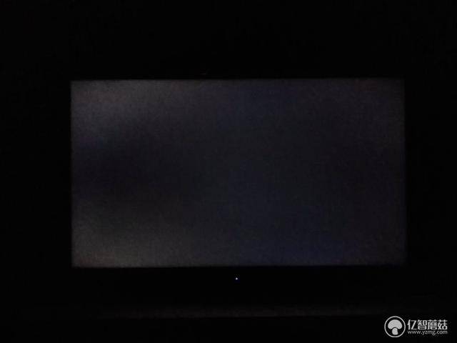 漏光测试,在纯黑的图片展示下,可以看出左侧上下部份均出现了不等的