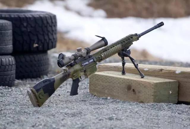 这是一位狙击手使用的m110半自动狙击步枪,可以看到枪托上用胶带粘了