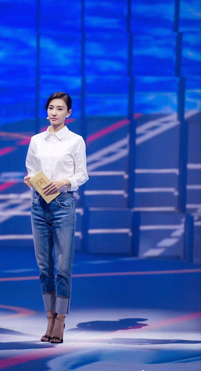 王丽坤不过是穿了件牛仔外套,就感觉上半身好臃肿,网友:胖了?