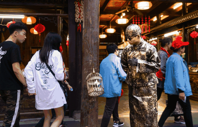 模式,还有萌萌海豚 横店影视城的各大景区也准备了不少各具特色的表演