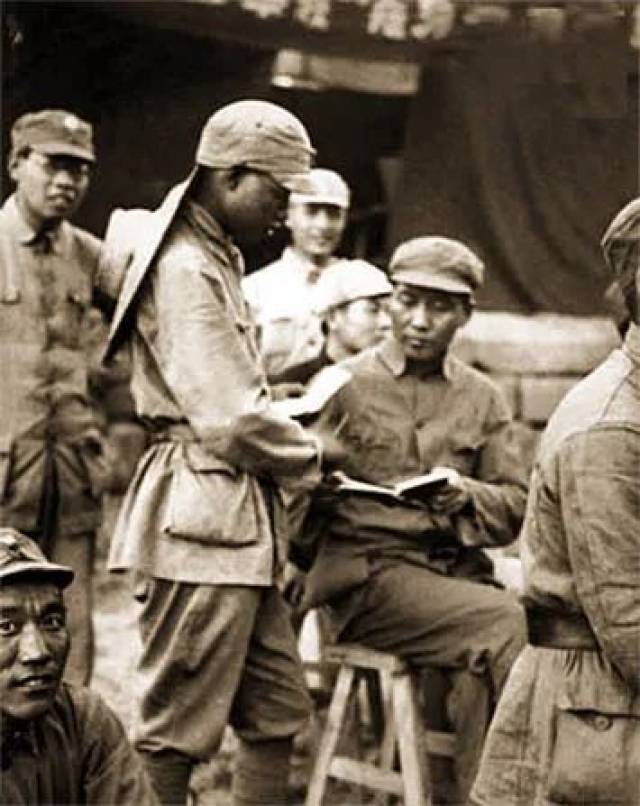 毛泽东在抗日军政大学与学员交流.