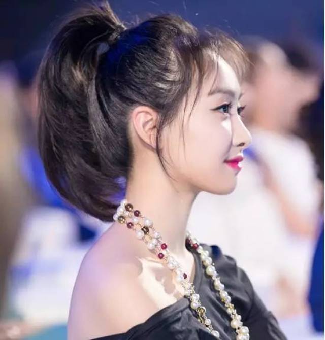 额头宽大发际线高的女生可以试试空气刘海呢,脸比较长的女生也是适合