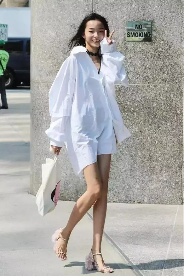 正是因为这样的身材雎晓雯几乎能驾驭任何风格的衣服,而且雎晓雯出了