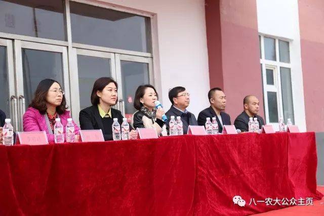 肇源县教育局副局长孙金岭,茂兴镇中心校校长杨铁刚及学生代表分别