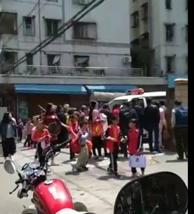 网友爆料:从化城内路众人围观,疑是警察抓人?聚众打牌