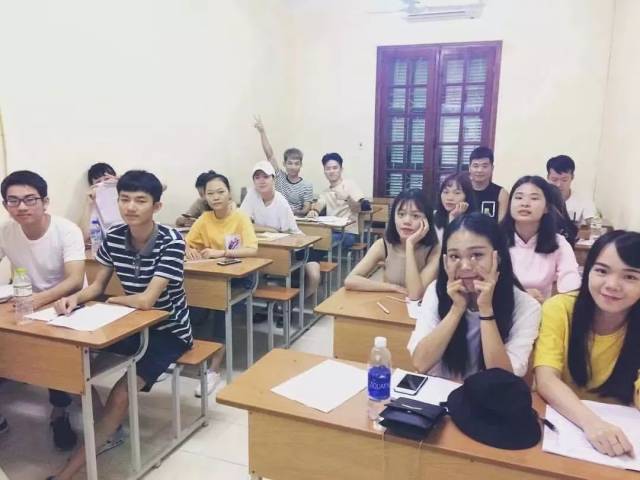 到学校的第一天,他们先进行越南语基础测试,让老师们了解他们的基础