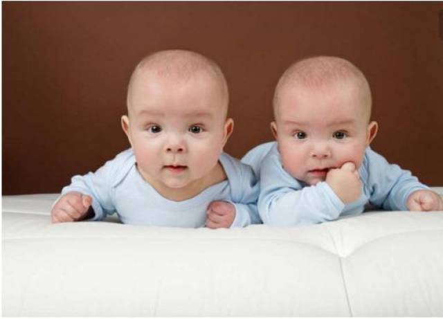 双胞胎宝宝怎么分大小 先出来的就是老大吗 那可不一定 