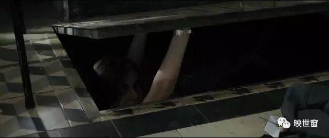 电脑上wap网:美女全身抹油塞进下水道,显露丑恶的人性-文化频道-手机
