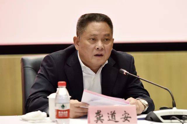 龚道安宣读《关于成立上海市深入学习宣传宪法宣讲团》的通知.