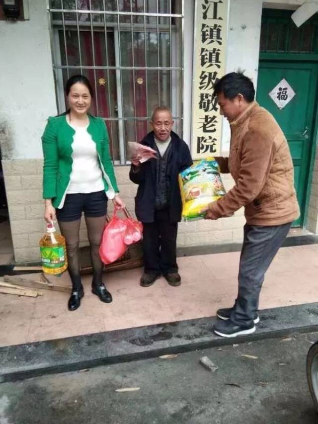 大西江这个老板给东江村委五保户捐助金一万元!感恩.