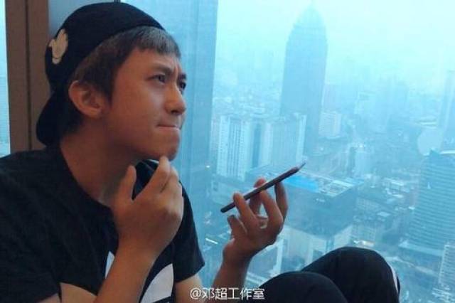 明星给粉丝打电话!王源无人接听,鹿晗被当作骗