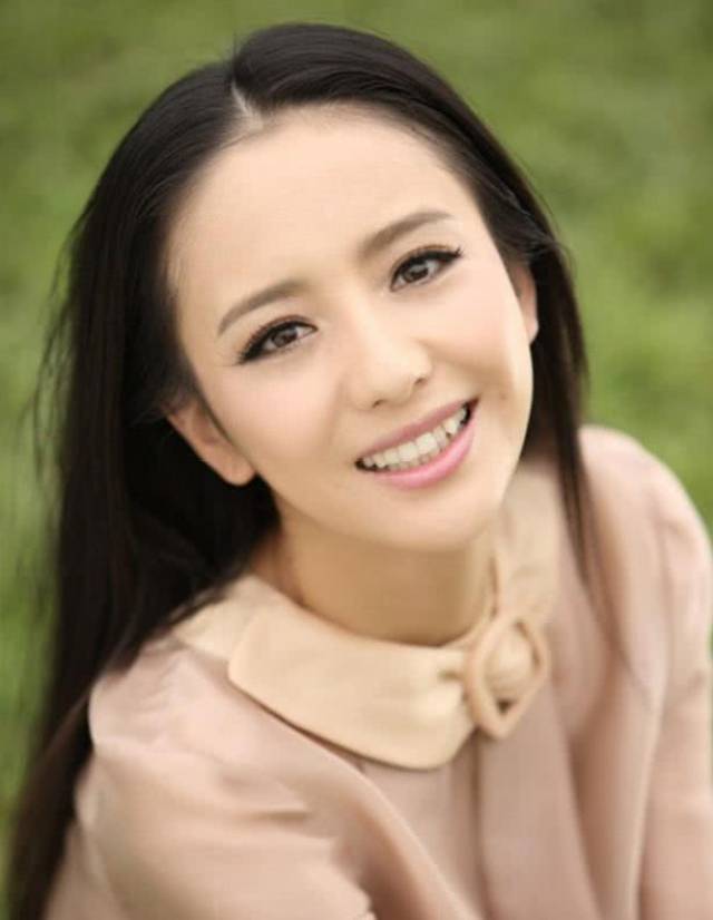 佟丽娅气质非凡,五官精致,有倾国倾城的面貌,是惊艳型的美女