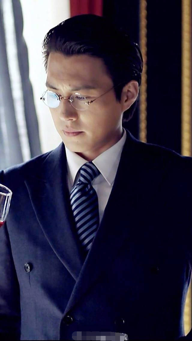盘点娱乐圈戴眼镜最帅的男星,胡歌王凯刘昊然均上榜,你喜欢么?