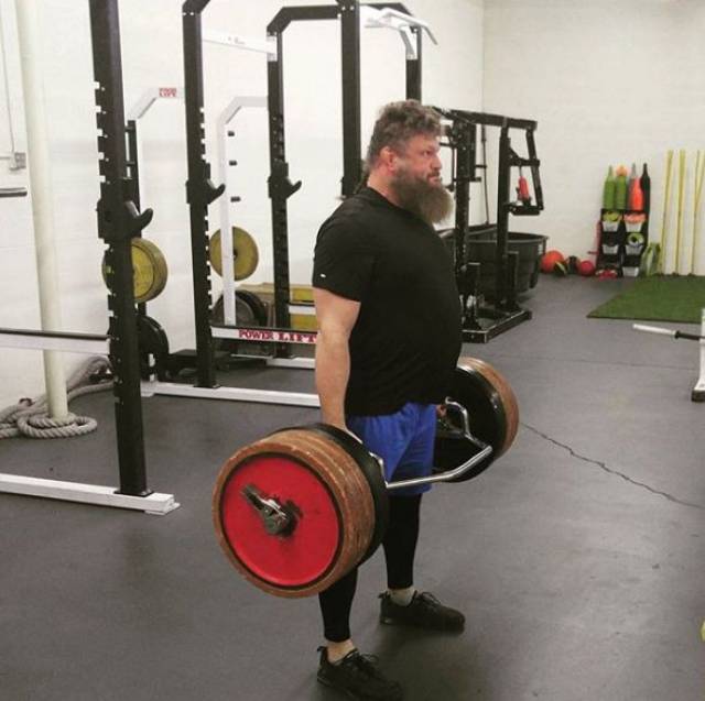 啤酒肚大叔暴打一堆肌肉男.打架,真的别小看胖