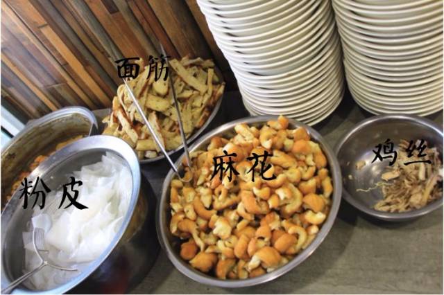 宋圆和家人都是5点准时起床 准备当天的食材 洗面,烤面筋,炸麻花,蒸