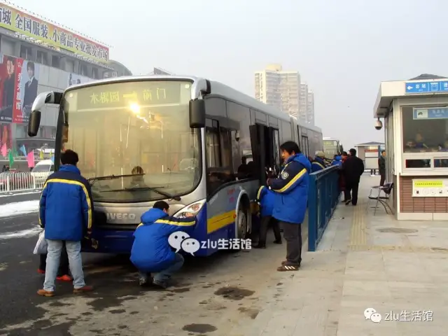 2004年底即将投入运营的cj6180gch型大容量快速公交车