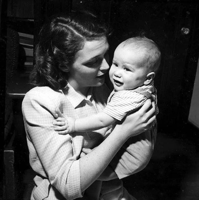 1946年,小布什出生,这张照片是在这一年的芭芭拉抱着自己的儿子.