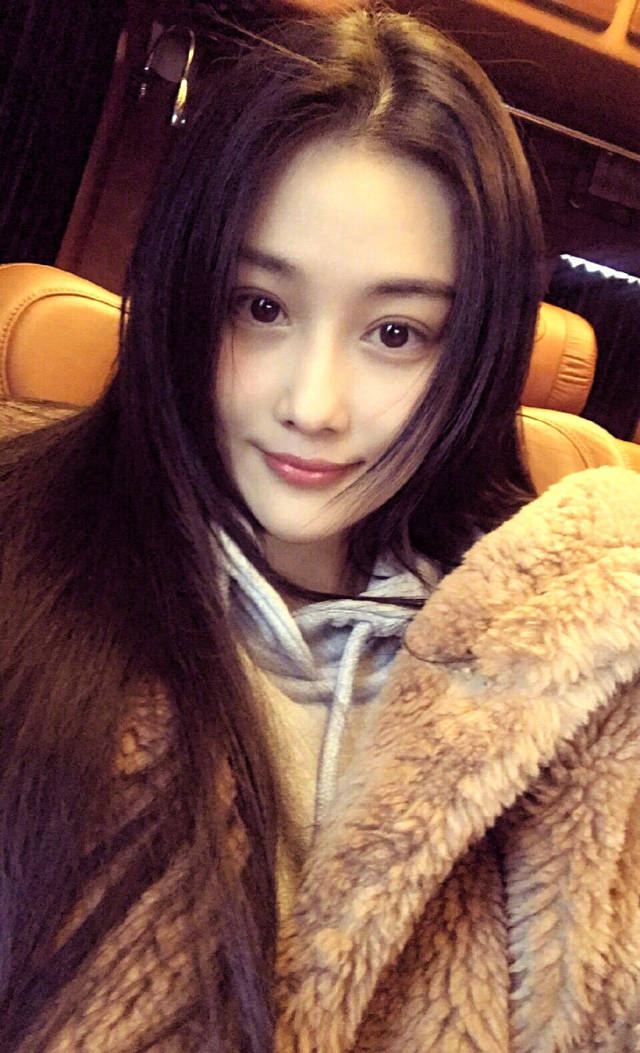 精致的五官,炯炯有神的大眼睛,气质这一块,绝对没得说!