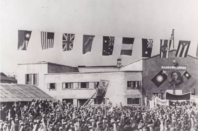当空飘扬起了五彩斑斓的旗帜,其中包括中华民国国旗以及其他27个同盟