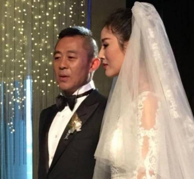 51岁侯勇的小20岁老婆近照,三任妻子一个比一个年轻漂亮