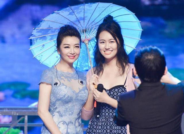 51岁刘蓓和51岁江珊近照,网友:纯天然的脸,老了也还是