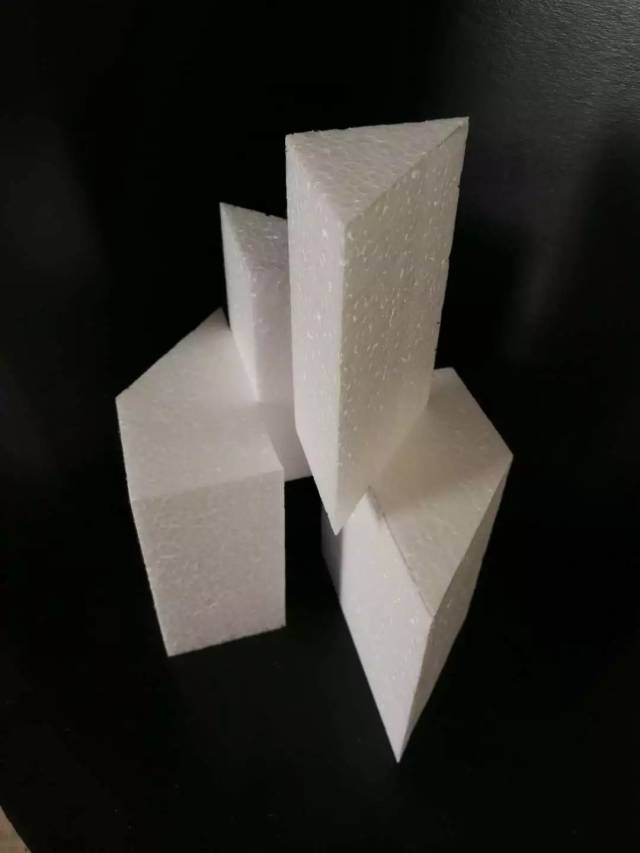 729立体构成作业是一次空间设计作业,不同于以往的平面构成,因此我们