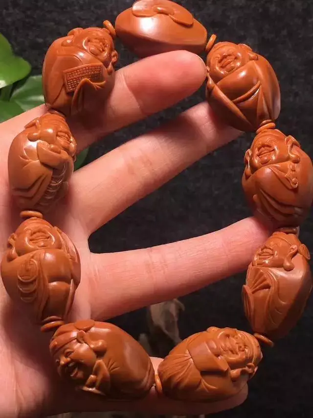 对于橄榄核雕手串,常用的盘玩方式主要有以下几种: 1,推:把橄榄核