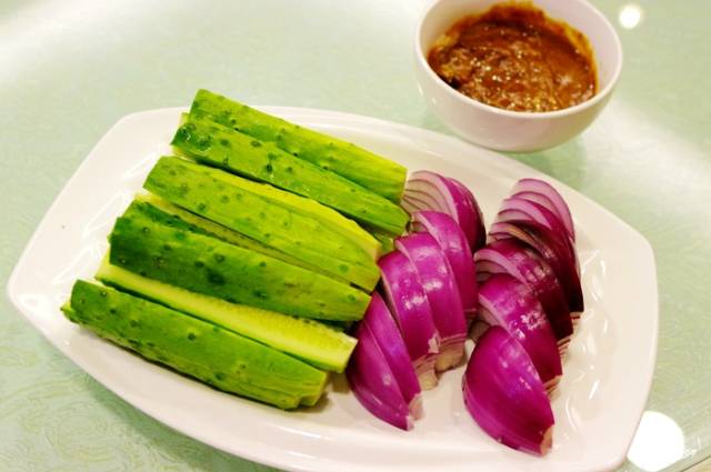 开胃小菜:带刺旱黄瓜,紫皮小洋葱,只要一蘸神奇的大酱,蔬菜的口味一点
