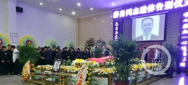 河南沁阳坠崖殉职书记遗体告别:当地数千人去送别 河南沁阳坠崖殉职书记遗体告别:当地数千人去送别