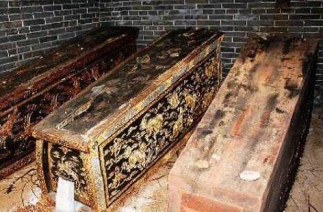 1928年清理乾隆墓室时,为何有一位身穿黄袍女尸躺地上?她是谁?